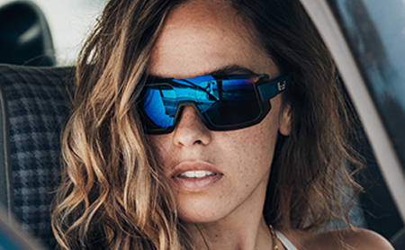 Glorify: Frau, die im Auto sitzt und eine Sonnenbrille trägt